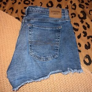 blue high rise Levi’s jean shorts